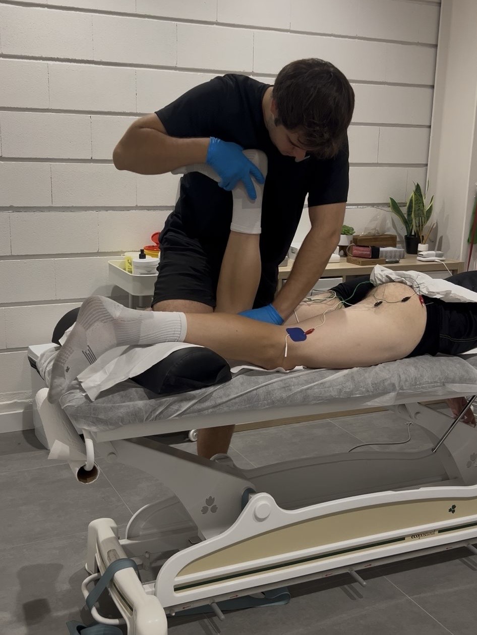 Tratamiento de fisioterapia en camilla